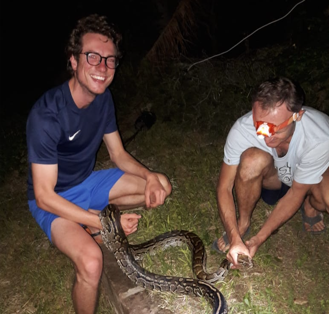 "Op de boerdderij naast mijn caravan, 30 minuten rijden van het Tonga Hospital."