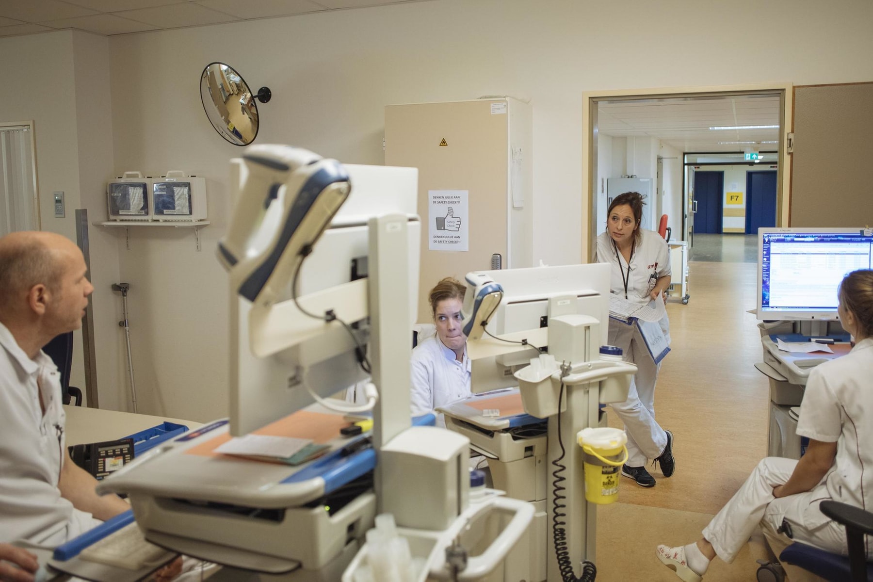 In de AMC-gangen, bij het koffieapparaat, midden op de spoedeisende hulp: Marriët van Gelder doet niet anders dan achter vrije bedden aan bellen.