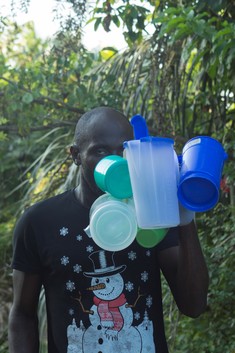 Roosje Verschoor, managementassistent bij Stichting Zorgevalauatie, stuurde maar liefst 3 verschillende projecten in. Een daarvan is de fotoserie Deh Watta Kissi Mi. “De foto’s laten de schoonheid van Tupperware zien in de omgeving van Botopasi (Midden-Suriname). Zo wilde ik het romantische beeld dat we in het Westen hebben van ‘leven in de natuur’ blootleggen.”