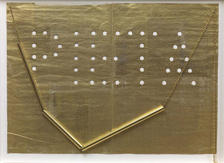 Klaas Kloosterboer | Pietà | 2015 | Goudverf op een unieke krant met metalen buizen en ketting | 41 x 57 cm